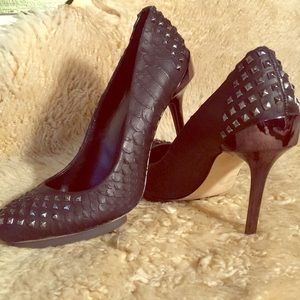 BCBGMAXAZRIA studded metal heeled stilettos Sz 8B.